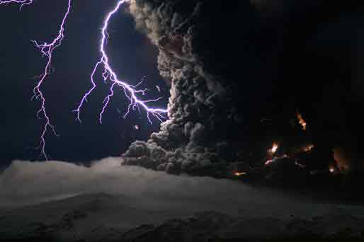 Ash and lightning above an Eyjafjallajökull volcano